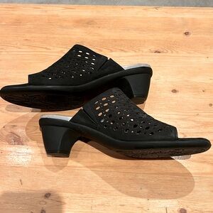 David Tate black suede slides size 8.5